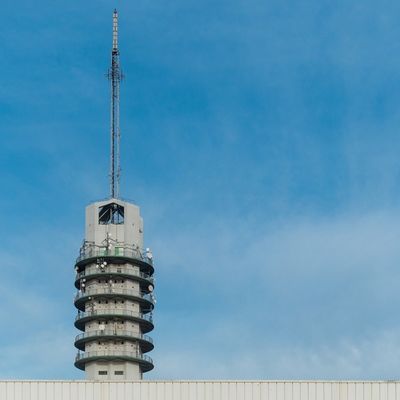 Wieża stalowa z trzema nogami na dachu