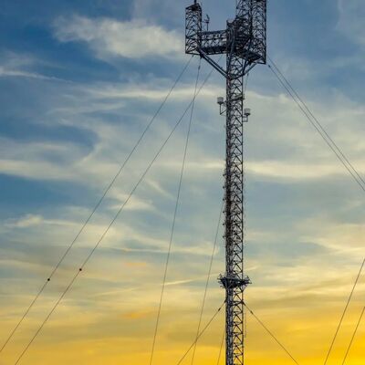 Trwała wieża odciągowa skonstruowana z lin stalowych o wysokiej wytrzymałości, zapewniająca rozwiązania dla wysokich, smukłych konstrukcji