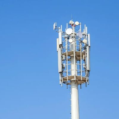 Monopole Tower telecom wyposażony w konstrukcję solidnego wału i opcje obróbki powierzchni, w tym galwanizację i malowanie na gorąco