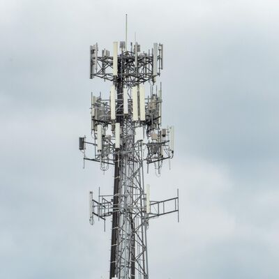 Wytrzymała, trójnożna wieża stalowa z rur stalowych z ocynkowaną ogniowo obróbką powierzchniową zapewniającą długotrwałą infrastrukturę telekomunikacyjną