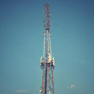 Długa żywotność 3 nogi Tubular Steel Tower Galvanized Telecom Mast Zaprojektowany do zastosowań zewnętrznych sieci mikrofalowych 5G 4G
