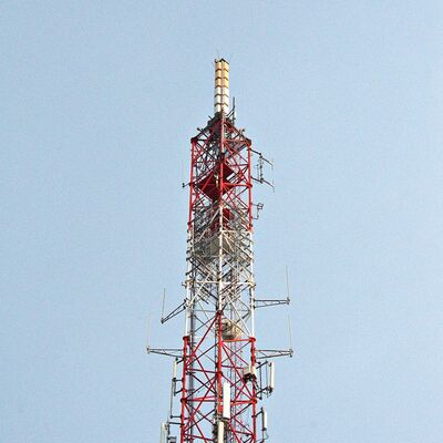 Ciężka 3 nogi cewkowa wieża stalowa Galwanizowana struktura telekomunikacyjna zaprojektowana do długotrwałej eksploatacji na zewnątrz 5G 4G mikrofalówki1