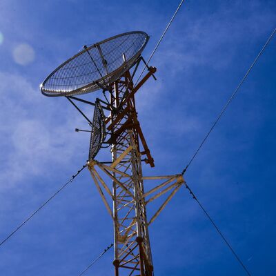 Stabilna konstrukcja wieży z drutem odciągowym 20M 30M dla miejskiej stacji bazowej telekomunikacyjnej