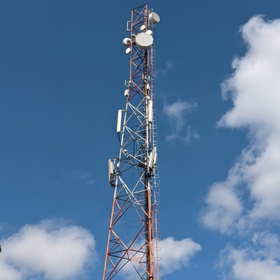 Ekonomiczna 3-nożna stalowa wieża komunikacyjna z rurowymi kratami o długości 50 m dla stacji bazowej sygnału GSM/LTE z cynkowaniem ogniowym 30-letnia żywotność