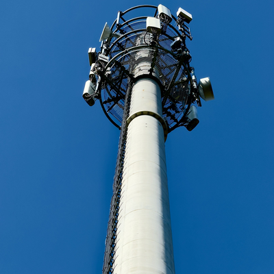 Przemysłowa jednobiegunowa wieża telekomunikacyjna o wysokości 20–40 m z wewnętrzną drabiną wspinaczkową i platformą konserwacyjną dla stacji bazowej Urban Smart City