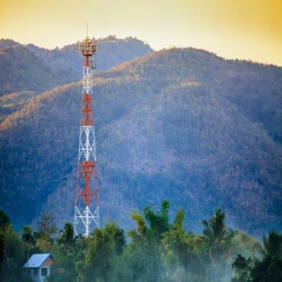 4 nogi, kąt, stal, żelazo, samodzielna wieża sieci telekomunikacyjnej i internetowa, bezprzewodowa antenka 5G