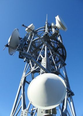 Profesjonalne rysunek Trójkątna wieża antenowa Radome Materiał telekomunikacyjny Stalowe wieże z siatką