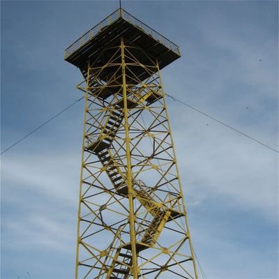 Metalowa wieża strażnicza na straży więziennej