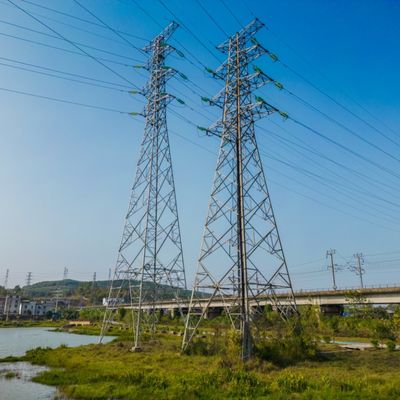 Wieża przesyłu energii elektrycznej z galwanizowanej stali
