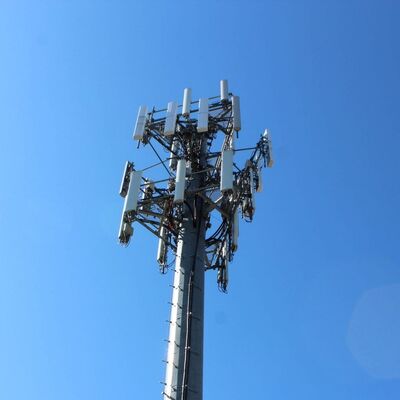 Wieża monopolska, wieża telekomunikacyjna zbudowana ze stali miękkiej i wysokowytrzymałej, zgodna z normami projektowymi EN 1991-1-4 i EN 1993-3-1 dla zapewnienia wydajności