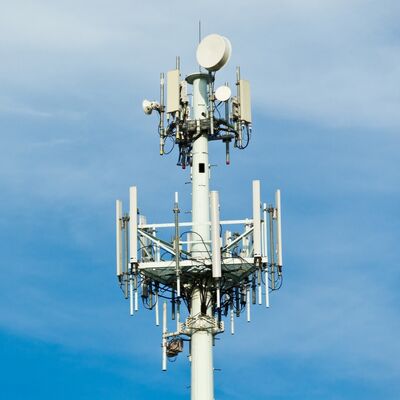 Wieża monopolska, wieża telekomunikacyjna zbudowana ze stali miękkiej i wysokowytrzymałej, zgodna z normami projektowymi EN 1991-1-4 i EN 1993-3-1 dla zapewnienia wydajności