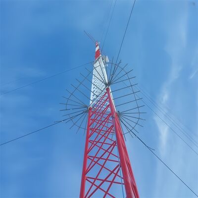 Guyed Wire Tower zaprojektował rozległe aplikacje podnoszenia pokrycia przy użyciu materiałów stalowych i sprawdzonych kodów projektowania inżynieryjnego
