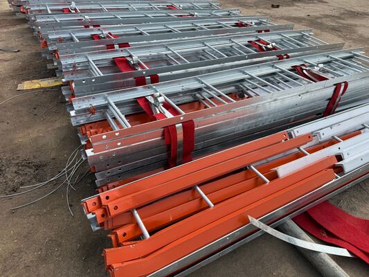 Czteronożna stalowa wieża sieciowa do telekomunikacji i anteny nadawczej