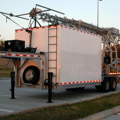 Mobilna ciężarówka zamontowana na teleskopie Galwanizowana stal 15 20 25 30M 5G 4G Wi-Fi Wieża komunikacyjna na kółkach