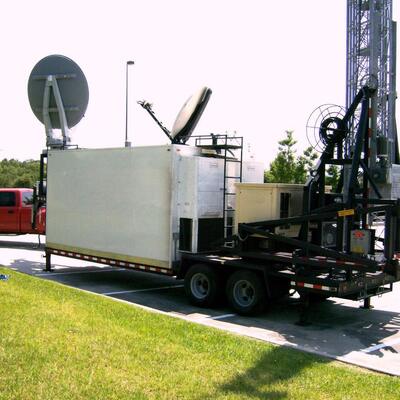 Mobilna ciężarówka zamontowana na teleskopie Galwanizowana stal 15 20 25 30M 5G 4G Wi-Fi Wieża komunikacyjna na kółkach