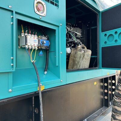 Wytrzymała wieża teleskopowa z odchyleniem pionowym mniejszym niż jedna na tysiąc, oferująca wydajność w zadaniach komunikacyjnych i oświetleniowych