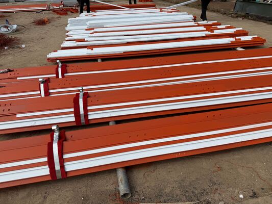 3 nogi kątowa wieża stalowa Trójkątna wieża z równym nachyleniem lub zmiennym nachyleniem i kątem stalowym przekroczeniem do komunikacji