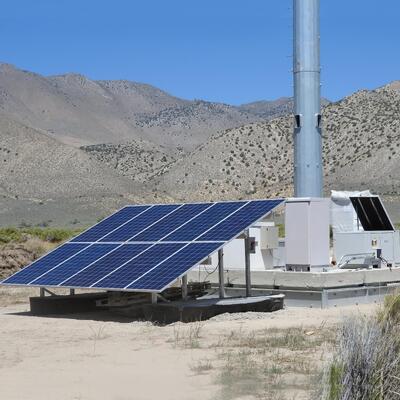 Odległa wieża antenowa z panelem słonecznym ocynkowana ogniowo 18 28 38M 5G 4G Wifi wieża telekomunikacyjna