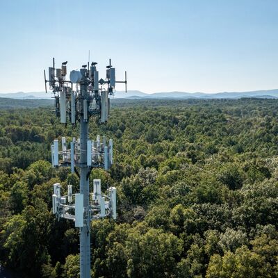 14 20 26M Kompaktowy rozmiar Monopole Stal ocynkowana Samonośna zewnętrzna satelita 5G 4G Mała powierzchnia Wieża telekomunikacyjna