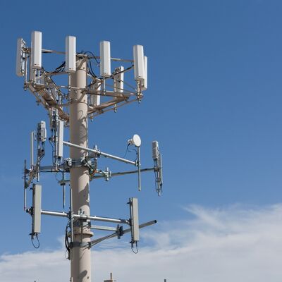 10 16 22M Oszczędność miejsca Monopole Rurowy ocynkowany Zewnętrzny kompaktowy maszt komunikacyjny 5G 4G Kuchenka mikrofalowa