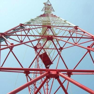 Solidna wieża z rur stalowych na trzech nogach Nadaje się do kuchenek mikrofalowych 4G 5G i systemów zabezpieczeń o konstrukcji ze stali o wysokiej wytrzymałości na rozciąganie