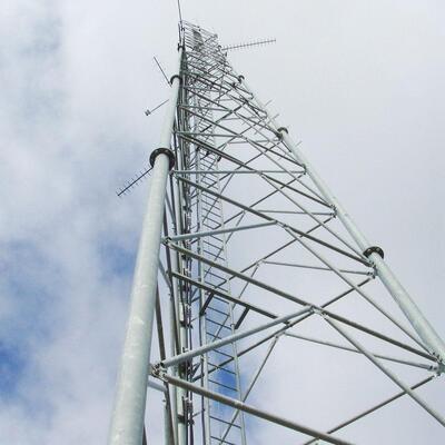 Solidna wieża z rur stalowych na trzech nogach Nadaje się do kuchenek mikrofalowych 4G 5G i systemów zabezpieczeń o konstrukcji ze stali o wysokiej wytrzymałości na rozciąganie