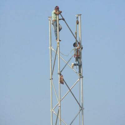 Długa żywotność 3 nogi Tubular Steel Tower Galvanized Telecom Mast Zaprojektowany do zastosowań zewnętrznych sieci mikrofalowych 5G 4G