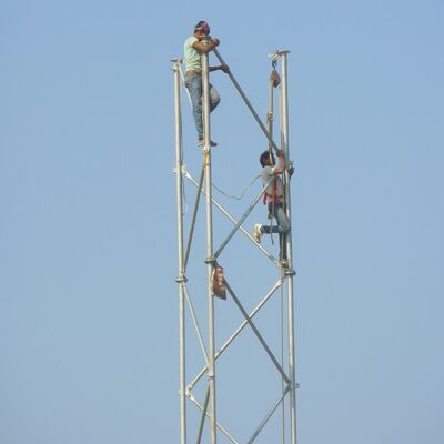 Samonośna 3-nożna wieża z rur stalowych Ocynkowany maszt telekomunikacyjny Nadaje się do komunikacji mikrofalowej 5G 4G na zewnątrz