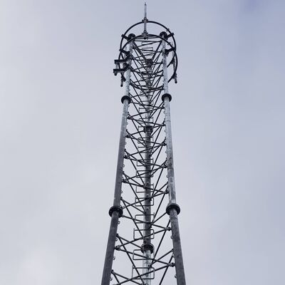 Samonośna 3-nożna wieża z rur stalowych Ocynkowany maszt telekomunikacyjny Nadaje się do komunikacji mikrofalowej 5G 4G na zewnątrz