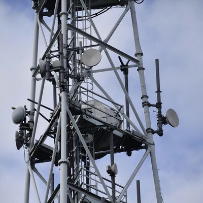 Samonośna 3-nożna wieża z rur stalowych Ocynkowany maszt telekomunikacyjny Nadaje się do komunikacji mikrofalowej 5G 4G na zewnątrz