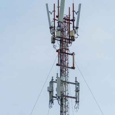 Stalowa wieża telekomunikacyjna z drutem odciągowym Szybka dostawa Niestandardowy prefabrykowany modułowy Łatwa instalacja