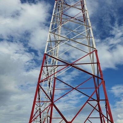Wieża komunikacyjna kompatybilna z energią odnawialną do monitorowania farm wiatrowych