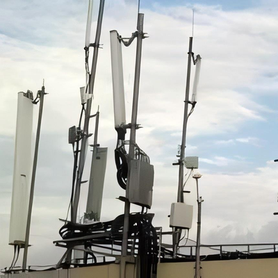 25M 30M 40m Lekka wieża jednobiegunowa na dachu do zagęszczania małych ogniw w miastach 5G z małą podstawą i stalą ocynkowaną
