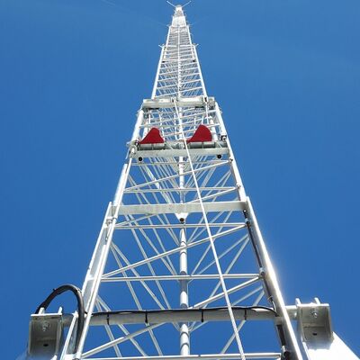 Przenośny teleskopowy maszt stalowy do szybkiego montażu Mobilna stacja bazowa i nadzór awaryjny z systemem podnoszenia klasy przemysłowej i stabilizowaną podstawą