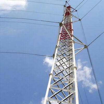 Bardzo wysoka wieża z odciągami do radiofonii i telewizji dalekiego zasięgu Wytrzymały maszt kratowy ANSI/TIA-222 z systemem kotew ze stali hartowanej